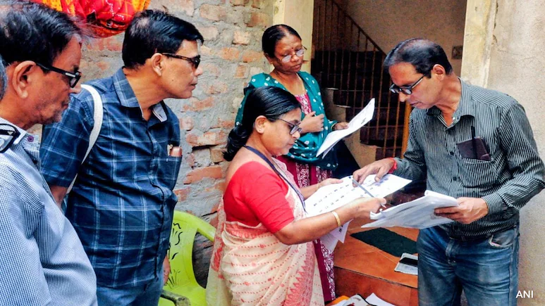 SIR Forms Circulated on Bengal Streets, Complaint Lodged with Election Commission